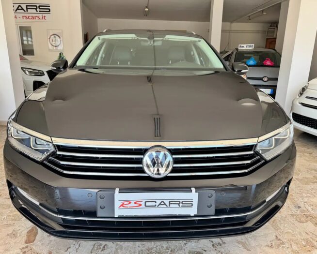 Volkswagen Passat Variant 2.0 tdi Highline Navi Fari Led 17
